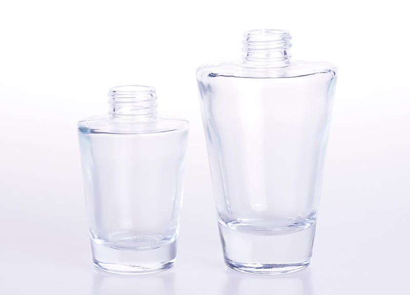 Good Quality Clear Glass Lotion Bottle with Silver Caps in cone Shap 80ml 200ml